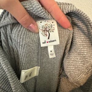 Yoga pants, never worn. I’m 5’8” and they are too short for me.